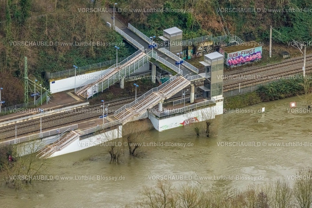 Essen231202693Ruhr-topaz | Luftbild, Ruhrhochwasser, Weihnachtshochwasser 2023, Fluss Ruhr tritt nach starken Regenfällen über die Ufer, Überschwemmungsgebiet am Holthausen Bahnhof Haltestelle Füßgängerüberweg, Bäume im Wasser, Heisingen, Essen, Ruhrgebiet, Nordrhein-Westfalen, Deutschland