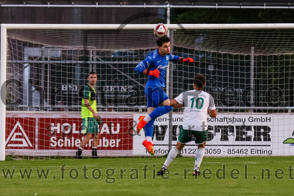 2023-09-01_014_FC_Schwaig_gegen_TSV_Gruenwald | Oberding, Deutschland, 01.09.2023:
Fußball, Landesliga Südost 2023 / 2024, 9. Spieltag, FC Schwaig gegen TSV Grünwald, Endergebnis: 3:1

Torwart Lukas Brandl (TSV Grünwald, #22), Vincent Sommer (FC Schwaig, #10)

Foto: Christian Riedel / fotografie-riedel.net