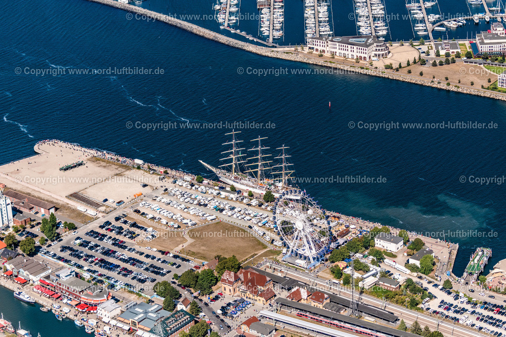 Warnemünde_Dar_Modziey_Polnisches_Segelschulschiff__Hanse_Sail_2022_ELS_5685100822 | ROSTOCK 10.08.2022 Segelschiff polnisches Segelschulschiff " Dar Modziey " im Hafen in Rostock Warnemünde zur Hansesail 2022 im Bundesland Mecklenburg-Vorpommern, Deutschland. // Sailing ship Polish sailing training ship "Dar Modziey" in the port of Rostock Warnemuende for the Hansesail 2022 in the state Mecklenburg - Western Pomerania, Germany. Foto: Martin Elsen