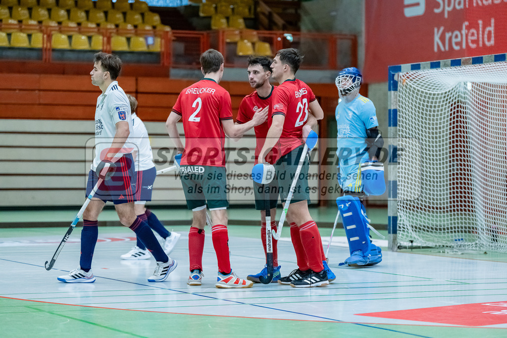 HK_20231217_107566 | 1. Bundesliga Herren Crefelder HC - Düsseldorfer HC  am 17.12.2023 Sporthalle Glockenspitz, Krefeld , Breucker Julius ( Crefelder HTC #2 ) , Bachmann Lucas Maximilian ( Crefelder HTC #15 ) , Boomes Anton ( Crefelder HTC #23 )