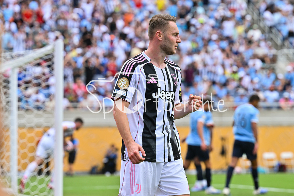Juventus Turin - Manchester City | Jubel der Italiener nach dem Treffer zum 1-1 Ausgleich durch Teun KOOPMEINERS (Juventus Turin 8) / Tor / Torschuetze / Freude / Happy / FIFA Club World Cup: Juventus Turin - Manchester City, Camping World Stadium am 26.06.2025 / NOT FOR SALE IN USA