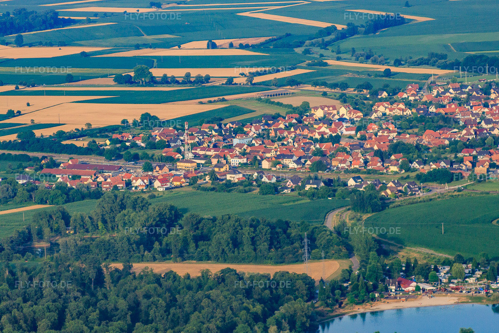 Luftbild: Ortsansicht von Westen in Rœschwoog im Bundesland Bas-Rhin in Frankreich. – Foto: IMG_30573.jpg vom 09.07.2010 durch Werner Riehm/FLY-FOTO.de – Auflösung des Originals: 4752 x 3168 px