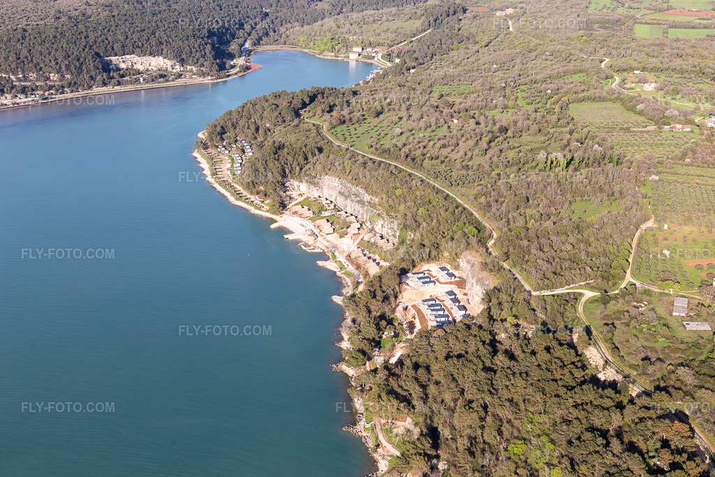 Aerial view: View of the town in Antenal in the state Gespanschaft Istrien, Croatia. – Photo: IMG_106072.jpg taken on 04/13/2018 by Werner Riehm/FLY-FOTO.com – Resolution of the original: 5472 x 3648 px