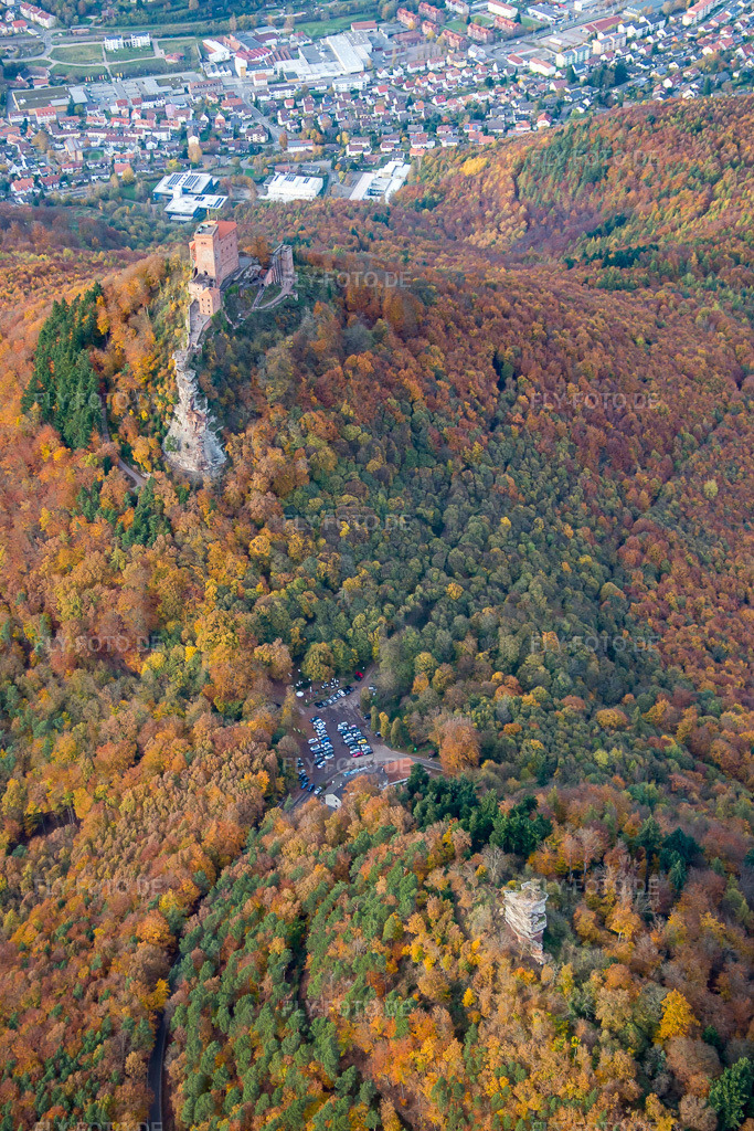 Luftbild: Trifelsparkplatz in Leinsweiler im Bundesland Rheinland-Pfalz in Deutschland. Foto: IMG_076406.jpg vom 09.11.2014 durch Werner Riehm/FLY-FOTO.de