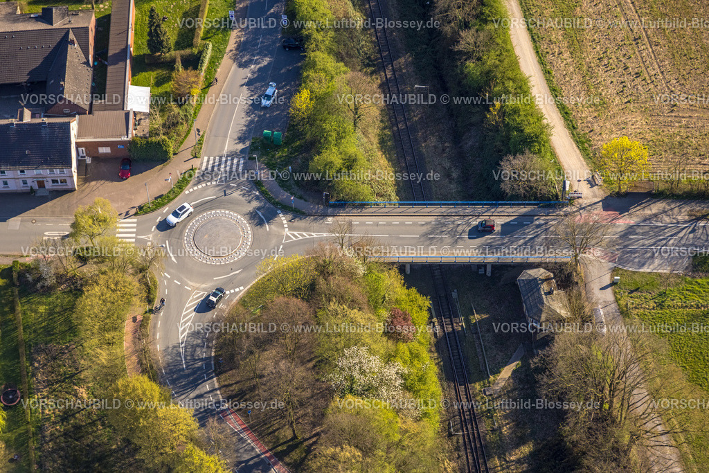Selm250404551 | Luftbild, Straßenverkehr mit Brücke Vinnumer Straße über Bahngleise und Bahnwärterhäuschen, Kreisverkehr Bahnhofstraße, Bork, Selm, Münsterland, Nordrhein-Westfalen, Deutschland