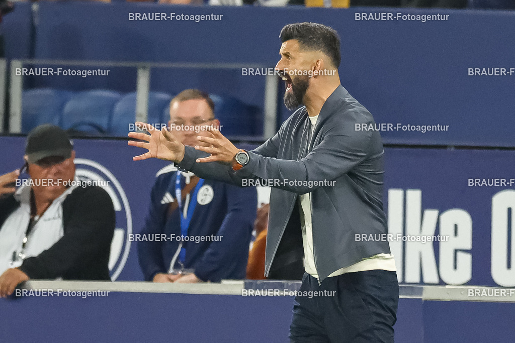 1_S04BER_20250801_2508.JPG -  - FC Schalke 04 - Hertha BSC Berlin - 2. Bundesliga | Gelsenkirchen, Deutschland, 01.08.25: Trainer Miron Muslic (FC Schalke 04) gestikuliert, Gestik waehrend des Spiels der 2. Bundesliga zwischen FC Schalke 04 - Hertha BSC Berlin in der Veltins-Arena am 01. August 2025 in Gelsenkirchen, Deutschland. (Foto von Stefan Brauer/Brauer-Fotoagentur)DFB/DFL REGULATIONS PROHIBIT ANY USE OF PHOTOGRAPHS AS IMAGE SEQUENCES AND/OR QUASI-VIDEO.