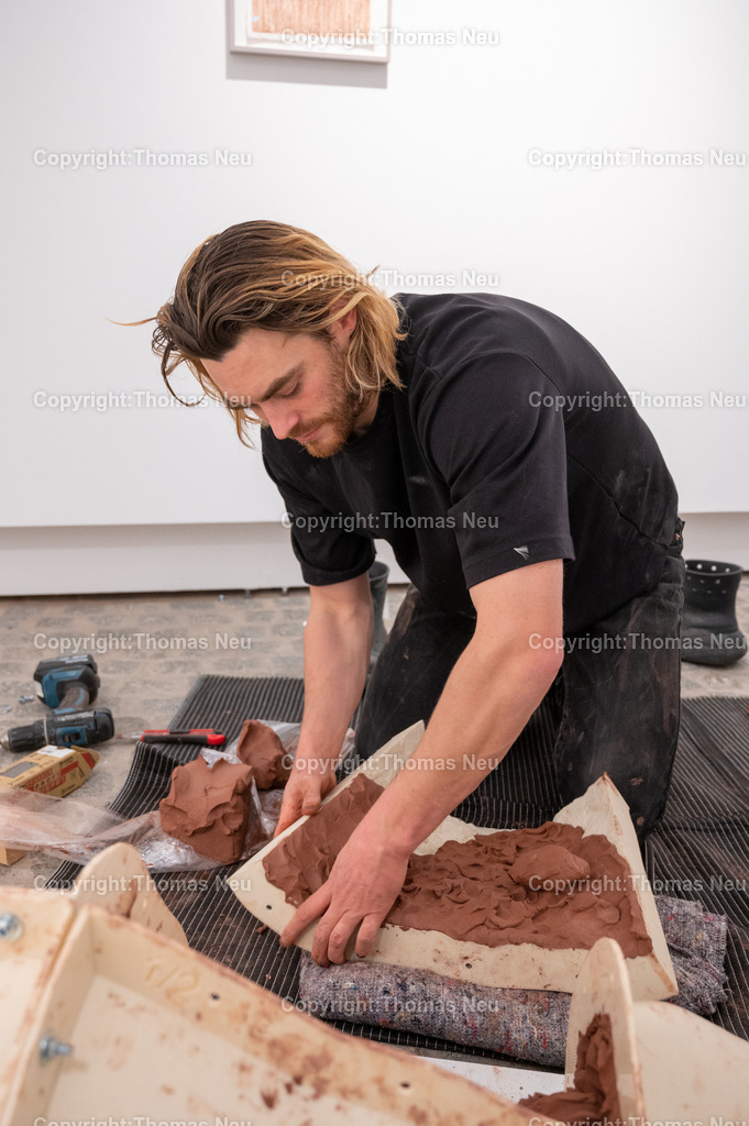 DSC_9483 | Jonas Wendelin zeigt großformatige Skulpturen und Rauminstallationen aus Ton und Lehm, basierend auf 3D‑Scans von organischen Materialien wie verrottenden Baumstämmen und archäologischen Gefäßen aus der Museums‑Sammlung. Diese Arbeiten thematisieren Material als Archiv und Informationsträger, Erosion und Zerstörung — sowohl formal als auch inhaltlich. Die Werke schaffen Spannungsfelder zwischen haptischer Realität und digitaler Wahrnehmung, und lassen Wahrnehmungskategorien wie natürlich oder künstlich verschwimmen. 
