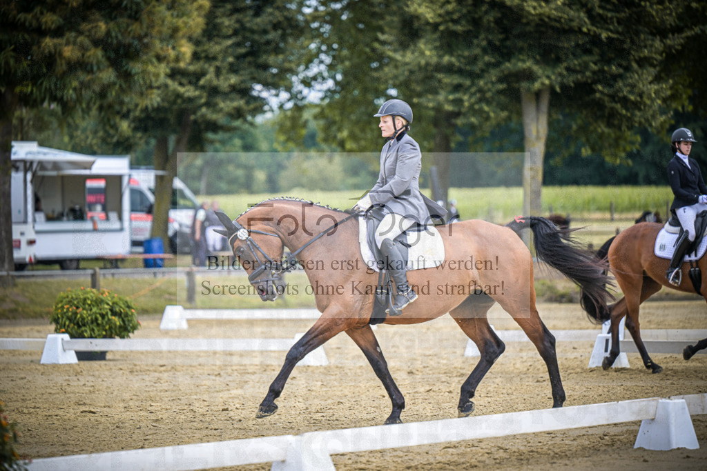 DOS_8923 | Entdecke hochwertige Reitturnierfotos von Foto Oger. Professionell, emotional und authentisch – jetzt Lieblingsmomente im Shop bestellen.Deutschlandweite Turnierfotografie. - Realisiert mit Pictrs.com