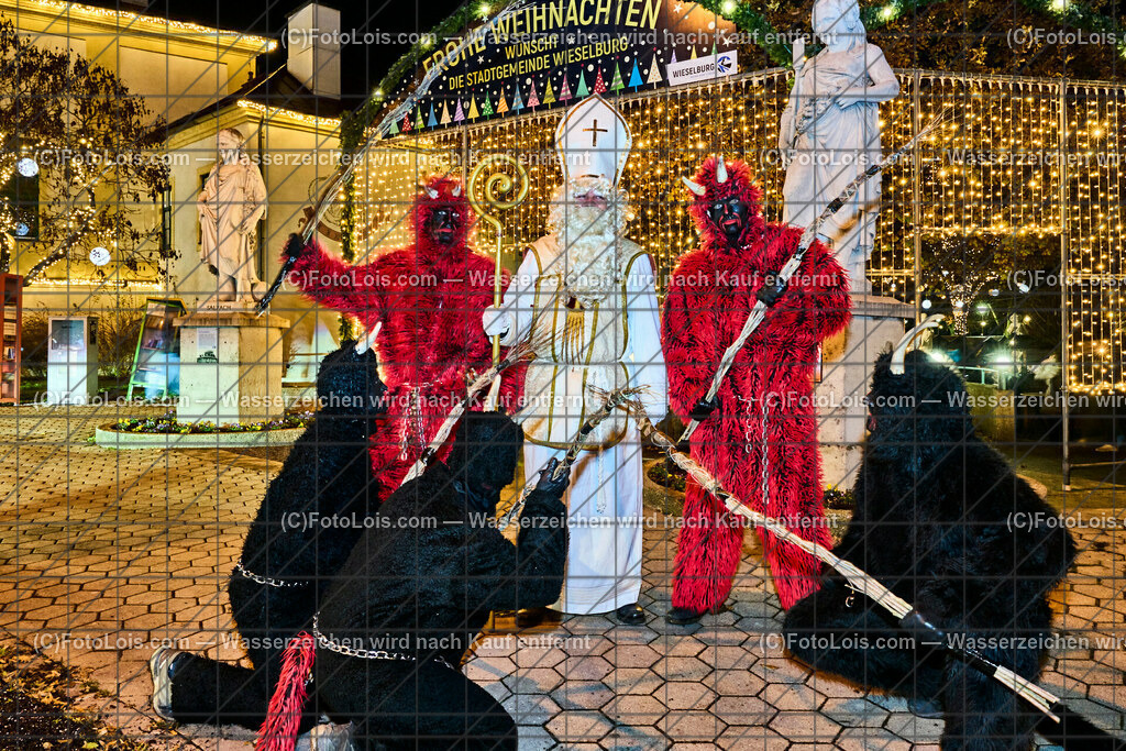 ALP7706_Wieselburger Advent_Nikolaus und Krampusse | (C)FotoLois.com, Alois Spandl, Wieselburger Advent im Schlosspark, Besuch durch den Hl. Nikolaus und seinen Krampussen, Sa 3. Dezember 2022.