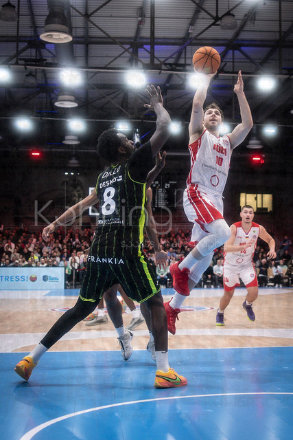 Barmer 2. Basketball Bundesliga ProA: Rheinstars Koeln vs. BBC Bayreuth, 11.01.26 | Köln, 11.01.26 - Haris Hujic (RheinStars Köln, 10, SG), Nat Diallo (BBC Bayreuth, 8) während des Spiels der Barmer 2. Basketball Bundesliga ProA: Rheinstars Koeln vs. BBC Bayreuth in der Motor World in Köln.