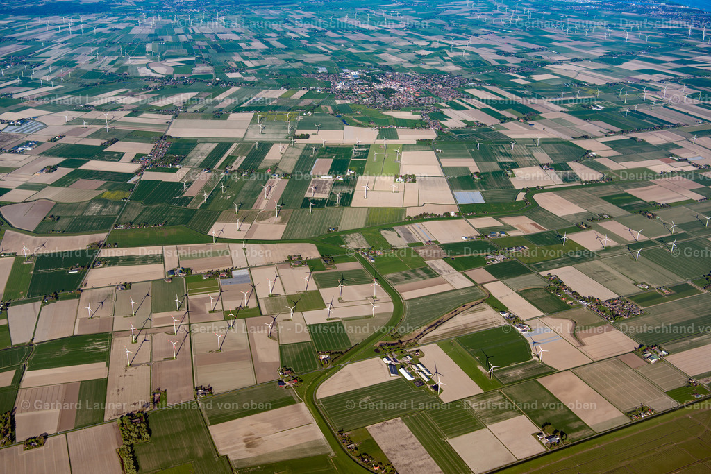 3801417 | Windkrafträder an der Nordseeküste bei Marne in Dithmarschen