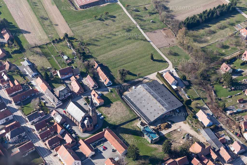 Aerial view: Church building in the village center in Betschdorf in the state Bas-Rhin, France.Photo: IMG_097451.jpg taken on 03/16/2017 by Werner Riehm/FLY-FOTO.comResolution of the original: 4994 x 3329 px
