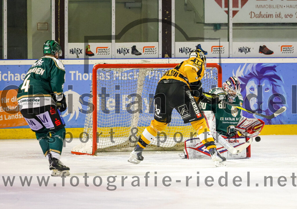 2026-02-27_140_TSV_Erding_gegen_EV_Fuessen | Erding, Deutschland, 27.02.2026:Eishockey, Oberliga Süd 2025 / 2026, 51. Spieltag, TSV Erding gegen EV Füssen, Endergebnis: 2:4Jesse Kauhanen (Erding Gladiators, #4), Julian Straub (EV Füssen, #19), Torwart Raphael Fössinger (Erding Gladiators, #60)Foto: Christian Riedel / fotografie-riedel.net