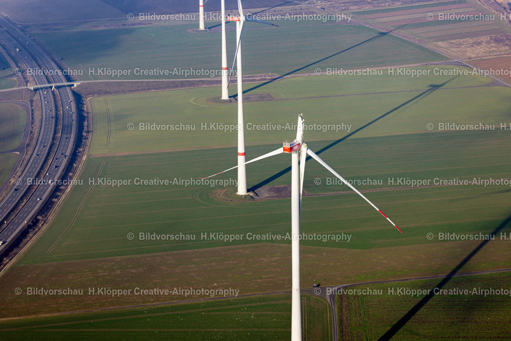 Luftbild Jüchen-8875 | Luftbildfotografie Flügelbruch an einem Rotorblatt einer WEA Windkraftanlage an der Straße A44 in Bedburg im Bundesland Nordrhein-Westfalen, Deutschland. - Realisiert mit Pictrs.com
