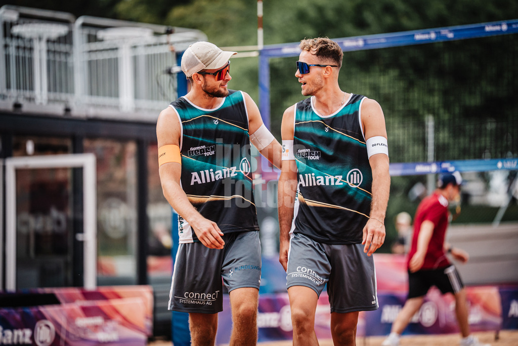 Beachvolleyball | Männer | Allianz German Beach Tour 2025 | Tourstop München | 04.07.2025 | v.l. Benedikt Sagstetter und Jonas Sagstetter