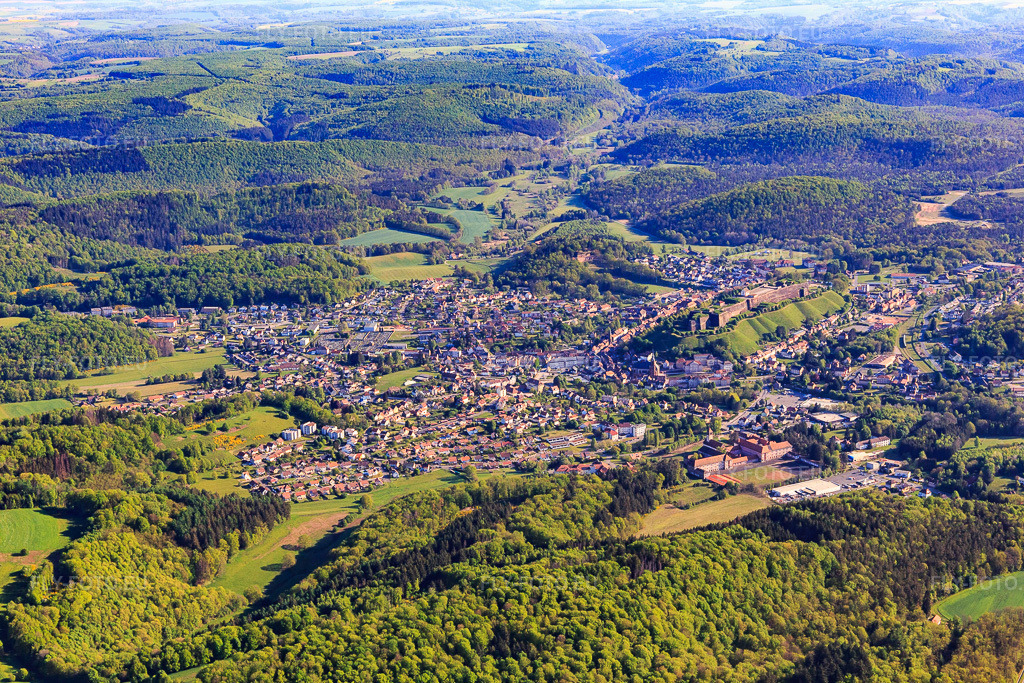 Vue aérienne: Vue d'ensemble des sites des Vosges septentrionales le matin, depuis le sud à Bitsch dans le département Moselle, France. Photo: IMG_146062.jpg prise le 01/05/2025 par Werner Riehm/FLY-FOTO.eu – Résolution de l'original: 5472 x 3648 px