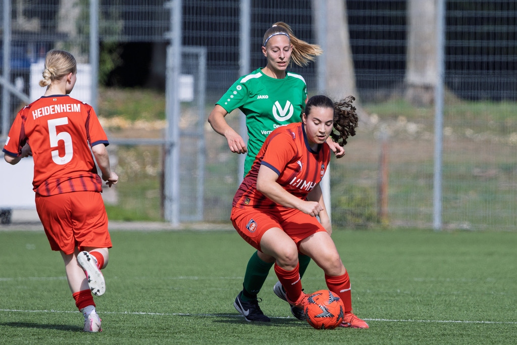 FCHSTE_250921_1984 | 1.FC Heidenheim 1846 II vs. TV Steinheim, Fußball, Frauen, Bezirksliga, 2025/2026, 2.Spieltag, 21.09.2025 in Heidenheim, Kunstrasen b. Voith-Arena West(Foto: Michael Bulling) - Realisiert mit Pictrs.com