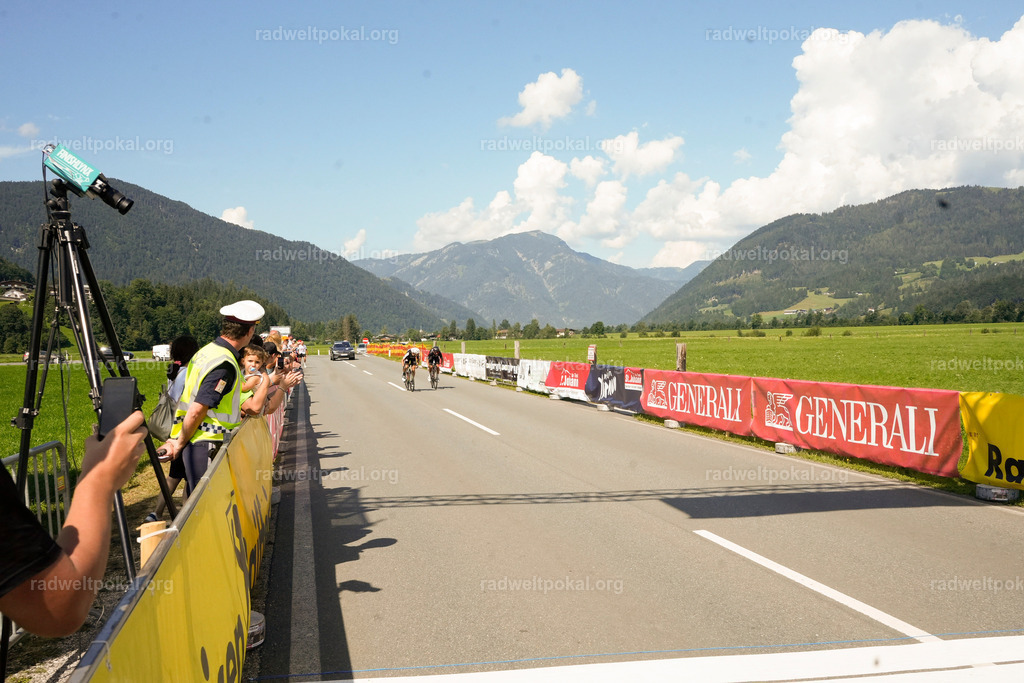828_20230817_Bewerb_Maenner_Muehlanger | AUT - OESTERREICH, 2023-08-16: SPORT RENNRAD-FAHREN - 55. INTERNATIONALER RADWELTPOKAL IN ST. JOHANN IN TIROL  - Vintage-Radrennen mit WM-Bronze-Medaillen-Siegerin Christina Schweinberger, den Teilnehmer und Alexander Baumann (vom Orginastions-Team) - TAG 2 BEWERB MAENNER IN SECHS GRUPPEN  ; Foto: Roland Muehlanger