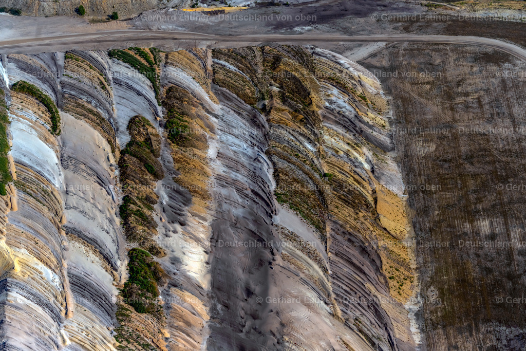 4042091 | HOHENMöLSEN 15.09.2020 Gelände des Abbaugebiets - Gelände und Abraum- Flächen des Braunkohle - Tagebau " Profen " in Hohenmölsen im Bundesland Sachsen-Anhalt, Deutschland. // Site of the mining area - site and overburden areas of the lignite - opencast mine "Profen" in Hohenmoelsen in the state Saxony-Anhalt, Germany. Foto: Gerhard Launer