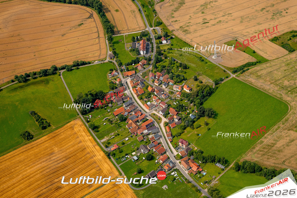 Das Luftbild zeigt : Holzhausen Heldburg - Die Luftaufnahme wurde 2024 vom UL-Flugzeug aus erstellt ( keine Drohne ) - Hochauflösende Luftaufnahme - Für grossformatige Ausdrucke geeignet. Die Geschenkidee !Mit Lizenz und Bildrechte bestellbar