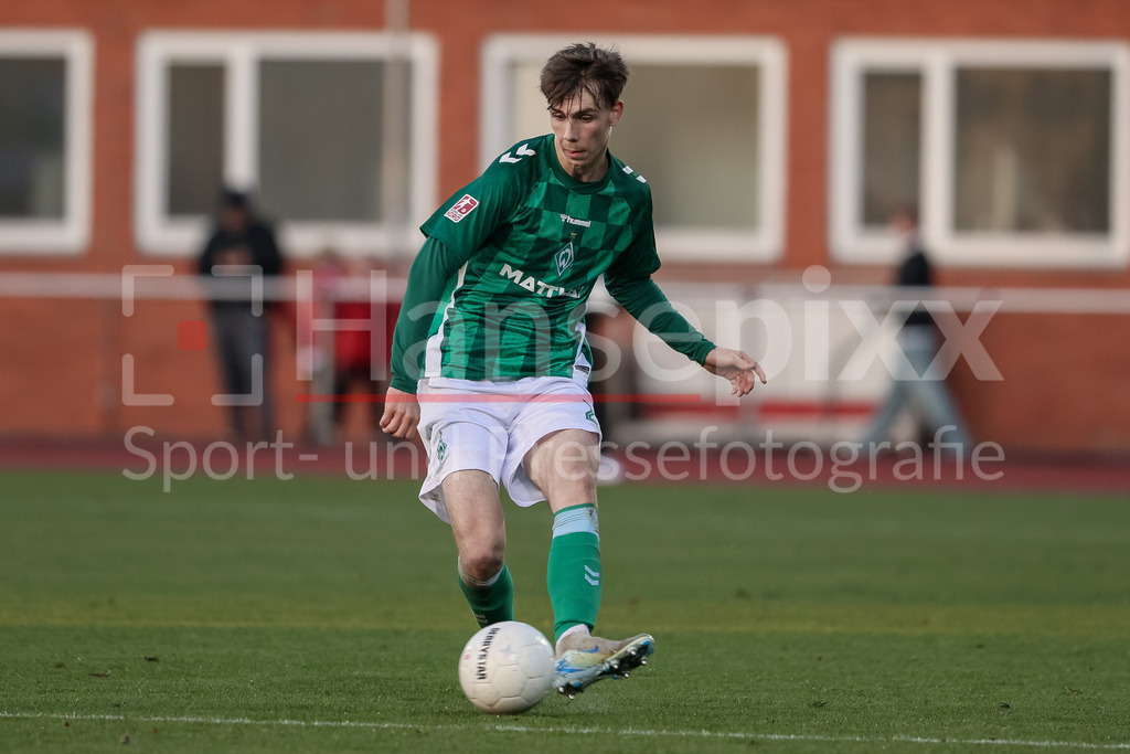 Fussball, Regionalliga Nord, SV Werder Bremen II - VfB Lübeck | v.li.: Paul Levi Wagner (SV Werder Bremen II, 29) am Ball, Freisteller, Einzelbild, Ganzkörper, Aktion, Action, Spielszene