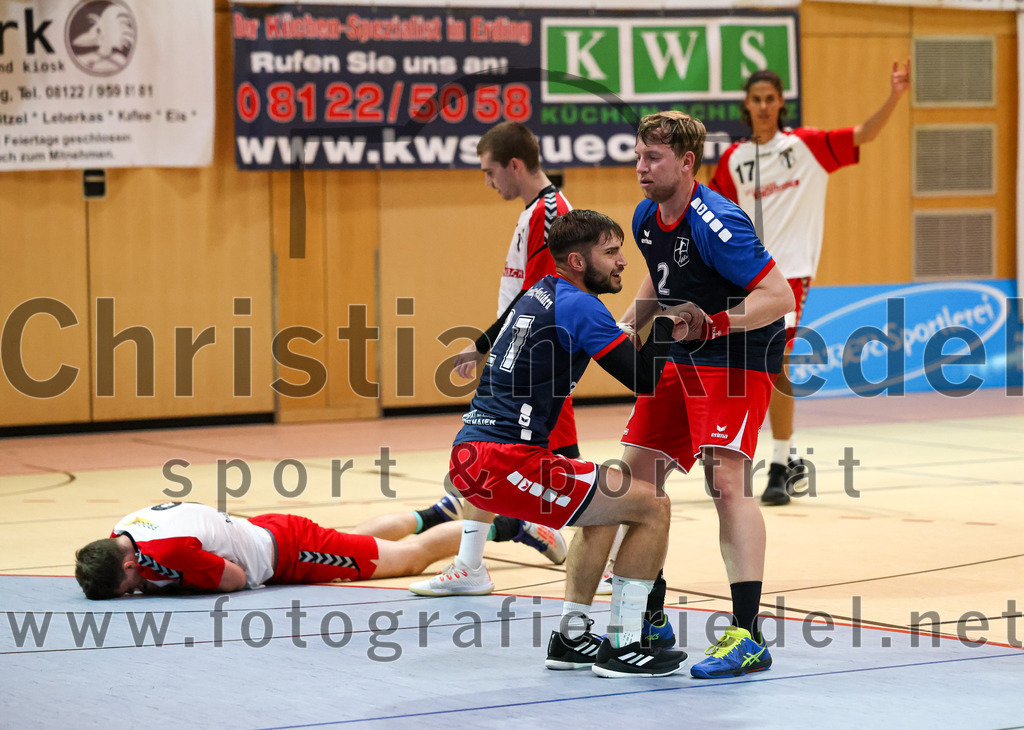 2022-09-24_097_SpVgg_Altenerding_gegen_HSG_Freising-Neufahrn | Erding, Deutschland, 24.09.2022:
Handball, Bezirksoberliga Männer 2022 / 2023, 2. Spieltag, SpVgg Altenerding gegen HSG Freising-Neufahrn, Endergebnis: 18:26

Quirin Huber (SpVgg Altenerding, #8), Joseph Wyhnalek (SpVgg Altenerding, #11), Korbinian Herrmann (HSG Freising-Neufahrn, #21), Benjamin Moses Becker (HSG Freising-Neufahrn, #2)

Foto: Christian Riedel / fotografie-riedel.net