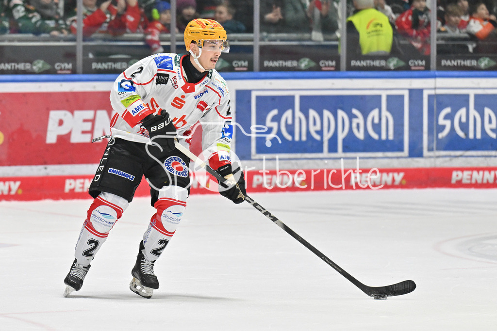 Augsburger Panther - Fischtown Bremerhaven | AUGSBURG, GERMANY - 25. JANUARY: am Puck Aktio HIROSE (Fischtown Pinguins 2) / Einzelfoto / Freisteller während dem Match zwischen den Augsburger Panthern und den Fischtown Pinguins am 43. Spieltag der Penny DEL im Curt Frenzel Stadion