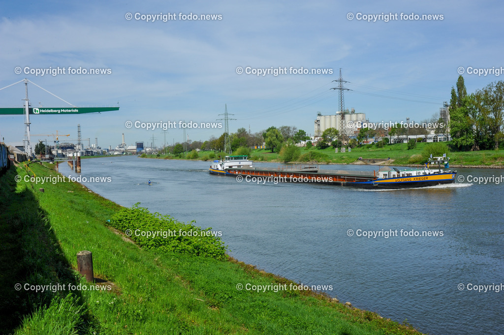 Deutschland_ Baden-Wuerttemberg_ Mannheim_ 12.06.2024-10 | 12.06.2024, Deutschland, GER, Baden-Wuerttemberg, Mannheim, im Bild Stadtansichten, Gebauede, Sehenswuerdigkeiten, Reise, Feature, Travel, Handelshafen, Neckar, Fluß, Schiff, StrassenbhnMannheim liegt unmittelbar im Dreiländereck mit Baden-Württemberg, Rheinland-Pfalz und Hessen. Von seiner rheinland-pfälzischen Schwesterstadt Ludwigshafen am Rhein, mit der es ein zusammenhängendes Stadtgebiet bildet, ist Mannheim durch den Rhein getrennt.Seit 1896 Großstadt, ist Mannheim heute eine bedeutende Industrie- und Handelsstadt, Universitätsstadt und wichtiger Verkehrsknotenpunkt zwischen Frankfurt am Main und StuttgartQuelle: Wikipedia