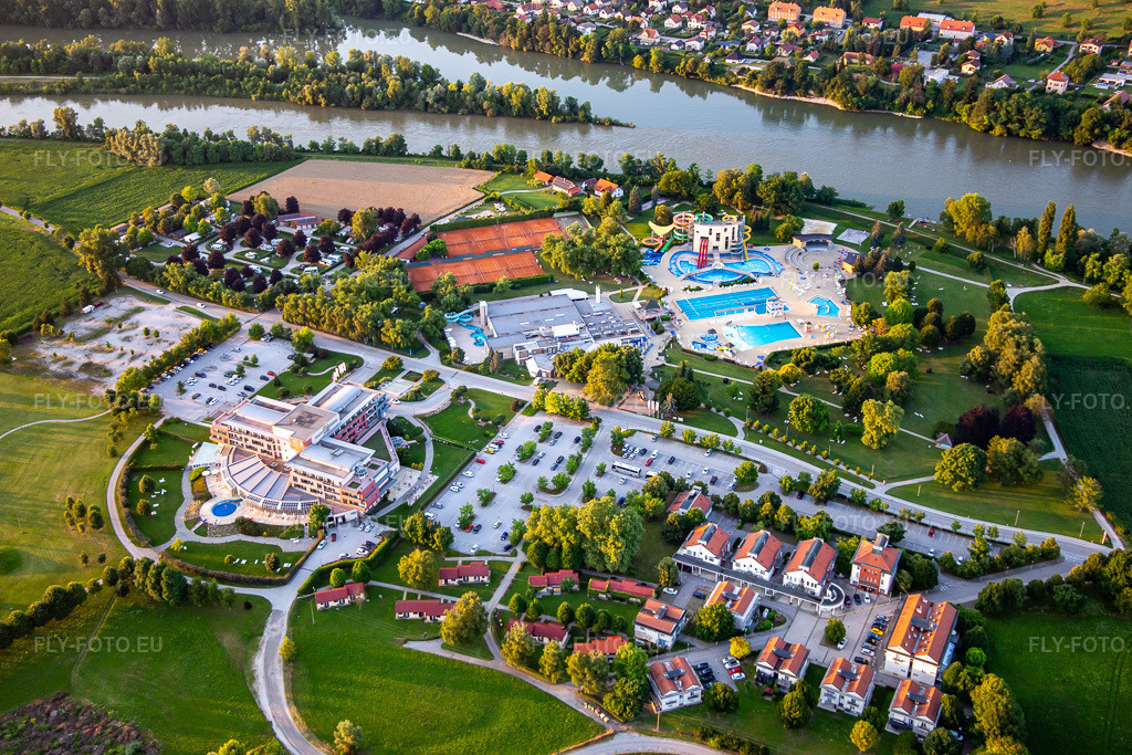 Vue aérienne: Grand Hôtel Primus près de Terme Ptuj - Sava Hotels & Resorts à Ptuj dans le département Slovénie, Slovénie. Photo: IMG_137430.jpg prise le 08/07/2023 par Werner Riehm/FLY-FOTO.euRésolution de l'original: 5245 x 3497 pxSava Hotels & Resorts - Bled, Portorož, Radenci, Moravske Toplice, Ptuj
