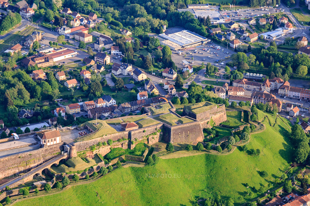 Vue aérienne: Citadelle de Bitche et Jardin pour la Paix depuis le nord à Bitche dans le département Moselle, France – .Photo: IMG_107234.jpg prise le 18/05/2018 par Werner Riehm/FLY-FOTO.eu – Résolution de l'original: 5472 x 3648 px – Citadelle de Bitche