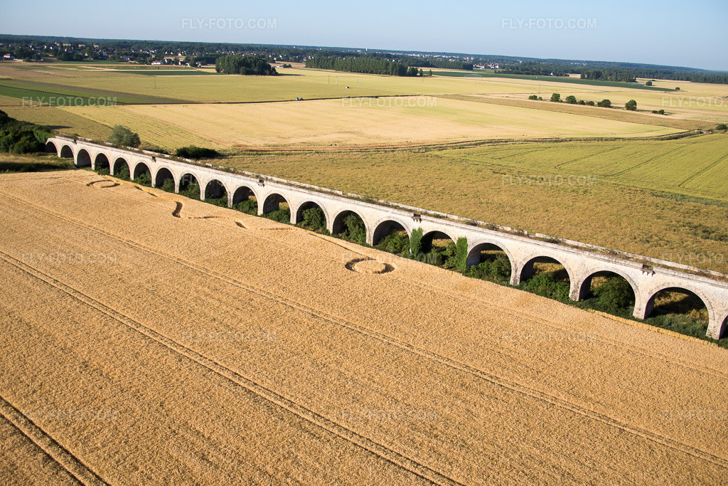 Aerial view: View of the town in Vineuil in the state Loir et Cher, France. – Photo: IMG_082087.jpg taken on 06/20/2015 by Werner Riehm/FLY-FOTO.com – Resolution of the original: 5472 x 3648 px