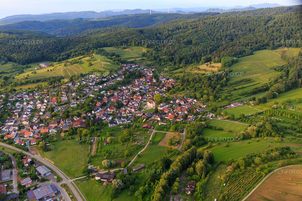 Luftbild: Dorfansicht von Südwesten mit Schmieheimer Schloss im Ortsteil Schmieheim in Kippenheim im Bundesland Baden-Württemberg in Deutschland. Foto: IMG_147489.jpg vom 29.05.2025 durch Werner Riehm/FLY-FOTO.de