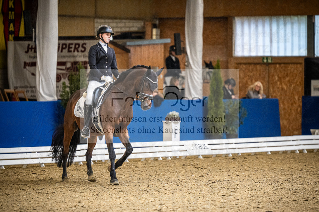 DOS_4505 | Entdecke hochwertige Reitturnierfotos von Foto Oger. Professionell, emotional und authentisch – jetzt Lieblingsmomente im Shop bestellen.Deutschlandweite Turnierfotografie. - Realisiert mit Pictrs.com