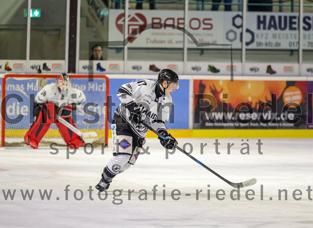 2025-11-25_066_TSV_Erding_gegen_EHF_Passau_Black_Hawks | Erding, Deutschland, 25.11.2025:Eishockey, Oberliga Süd 2025 / 2026, 20. Spieltag, TSV Erding gegen EHF Passau Black Hawks, Endergebnis: 2:3 n.V.Torwart Janik Engler (EHF Passau Black Hawks, #30), Daniel Maul (EHF Passau Black Hawks, #17)Foto: Christian Riedel / fotografie-riedel.net