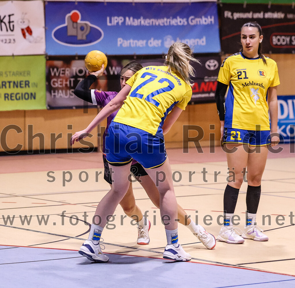 2025-02-15_125_SpVgg_Altenerding_gegen_MTV_Pfaffenhofen | Erding, Deutschland, 15.02.2025:Handball, Bezirksoberliga Frauen Altbayern 2024 / 2024, 14. Spieltag, SpVgg Altenerding gegen MTV Pfaffenhofen, Endergebnis: 27:23Lena Prem (SpVgg Altenerding, #8), Daniela Reiher (MTV Pfaffenhofen, #22), Annalena Krajina (MTV Pfaffenhofen, #21)Foto: Christian Riedel / fotografie-riedel.net