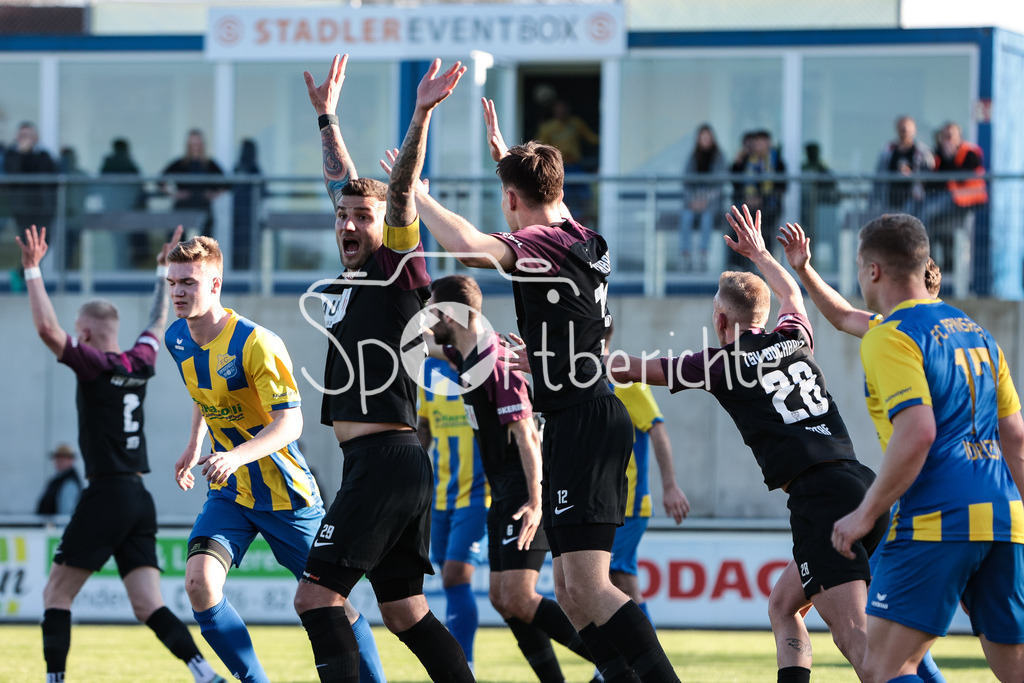 FC Pipinsried - TSV Buchbach | Die Gaeste aus Buchbach reklamieren wehement ein Handspiel im Straufraum der Hausherren - mit Erfolg
