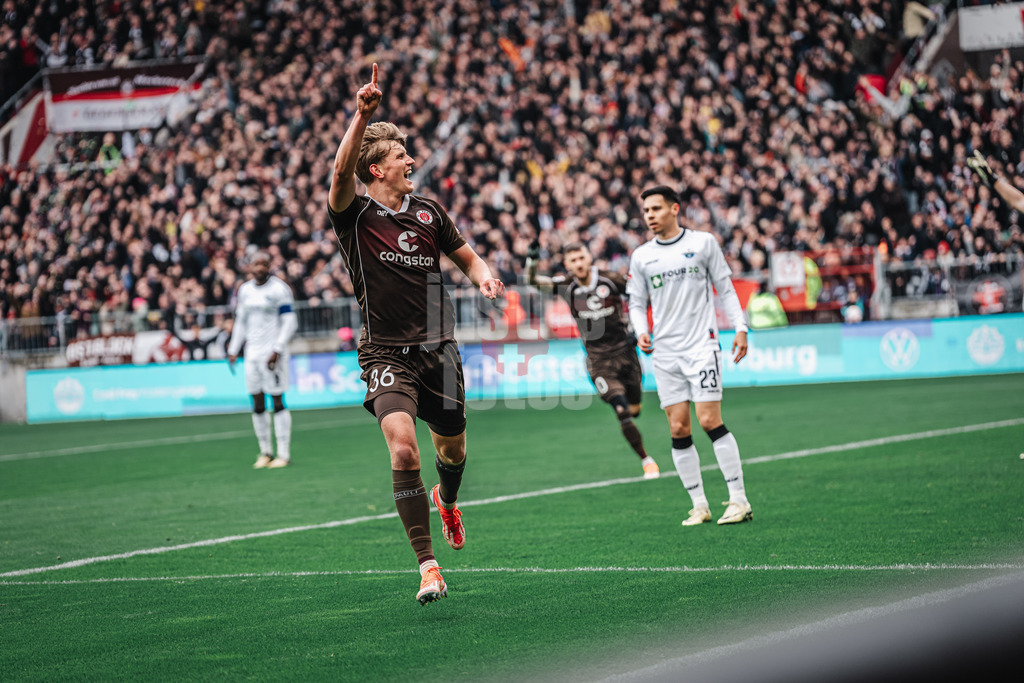 Fußball | Männer | Saison 2023/2024 | 2. Fußball-Bundesliga | 27. Spieltag | FC St. Pauli vs. SC Paderborn 07 | 31.03.2024 | Aljoscha Kemlein (#36, FC St. Pauli) jubelt über ein Tor, leider Abseits