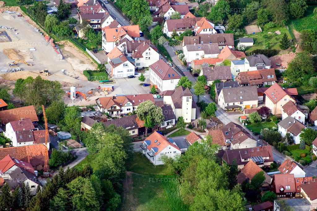 Luftbild: Kirche und Rathaus im Ortsteil Auerbach in Karlsbad im Bundesland Baden-Württemberg in Deutschland. Foto: IMG_2014.jpg vom 14.05.2006 durch Werner Riehm/FLY-FOTO.de