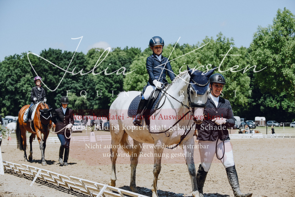 DSC_2242 | Pferde- und Turnierfotografie in Westsachsen. Pferdeportraits, Auftragszeichnungen und intuitive Kunst.
