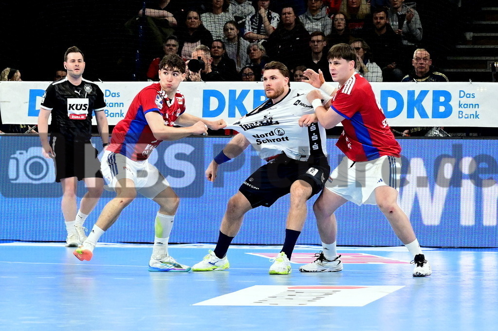 KBS Picture_HSVH-SGFl-Handewitt_025 | v.l. Kofler Elias (HSV Hamburg) , Golla Johannes (SG Fl.-Handewitt) , Schmidt Jan (HSV Hamburg) ,Sportarena :  Barclays Arena Hamburg, - Realisiert mit Pictrs.com