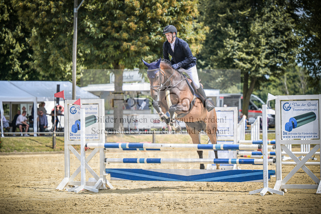 DOS_6993 | Entdecke hochwertige Reitturnierfotos von Foto Oger. Professionell, emotional und authentisch – jetzt Lieblingsmomente im Shop bestellen.Deutschlandweite Turnierfotografie. - Realisiert mit Pictrs.com