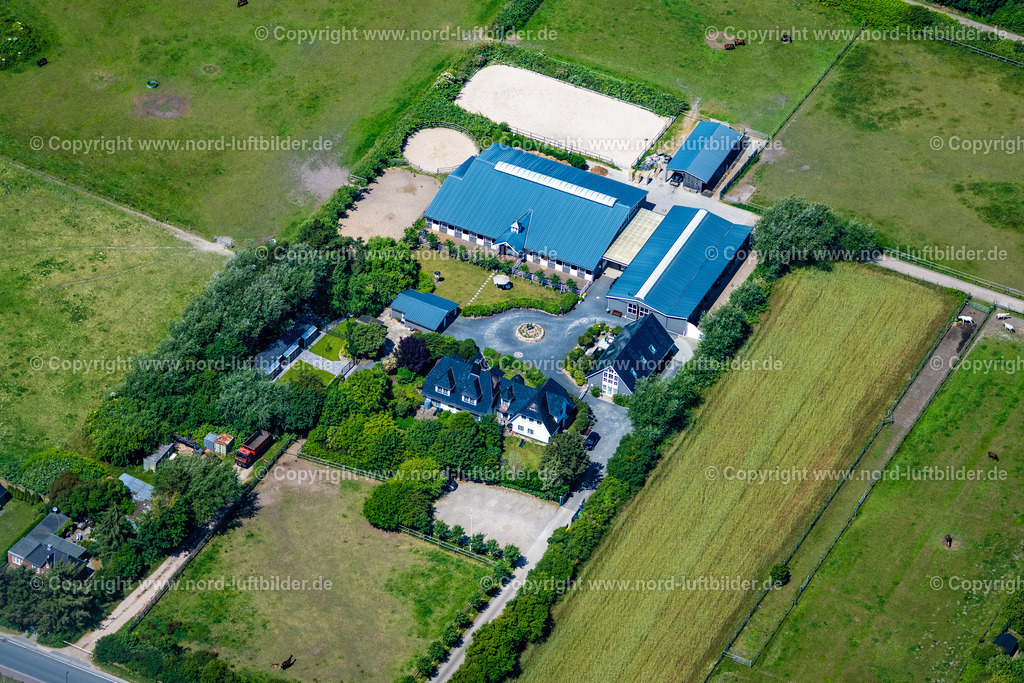 Sylt_Wenningstedtbraderup_Petersen_Stephanie_Tierärztin_Gestüt_Sölring_ELS_1499210625 | WENNINGSTEDT-BRADERUP (SYLT) 13.06.2025 Gebäude des Reitstall und Reiterhof " Sölring " an der Straße Terp Wai in Wenningstedt-Braderup (Sylt) auf der Insel Sylt im Bundesland Schleswig-Holstein, Deutschland. // Building of stables " Soelring " on street Terp Wai in Wenningstedt-Braderup (Sylt) on the island of Sylt in the state Schleswig-Holstein, Germany. Foto: Martin Elsen