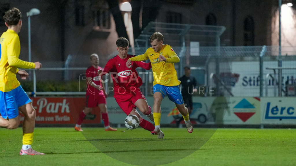 Fußball, Herren, Saison 2025/2026, Regionalliga Nordost, 17. Spieltag, FSV 63 Luckenwalde vs. ZFC Meuselwitz, Freitag 28.11.2025, Werner-Seelenbinder-Stadion Luckenwalde, | Fußball, Herren, Saison 2025/2026, Regionalliga Nordost, 17. Spieltag, FSV 63 Luckenwalde vs. ZFC Meuselwitz, Freitag 28.11.2025, Werner-Seelenbinder-Stadion Luckenwalde, Im Bild: Christoph Pauling (l. Meuselwitz) und Fabio Schneider (r. Luckenwalde) - Realisiert mit Pictrs.com