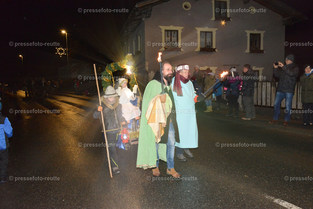 -news-2022-Dez05-Nikolo-Einzug-Lechaschau-WTV_6262 | Info aus dem Bezirk Reutte/Ausserfern Tirol sowie eine umfangreiche Bilddatenbank über die gesamte Region: Lechtal, Talkessel Reutte, Tannheimertal, Zwischentoren. Lech, Plansee, Zugspitze, Grenztunnel, B179, Fernpassstraße, Verkehr, Lawinen, Tradition, - Realisiert mit Pictrs.com