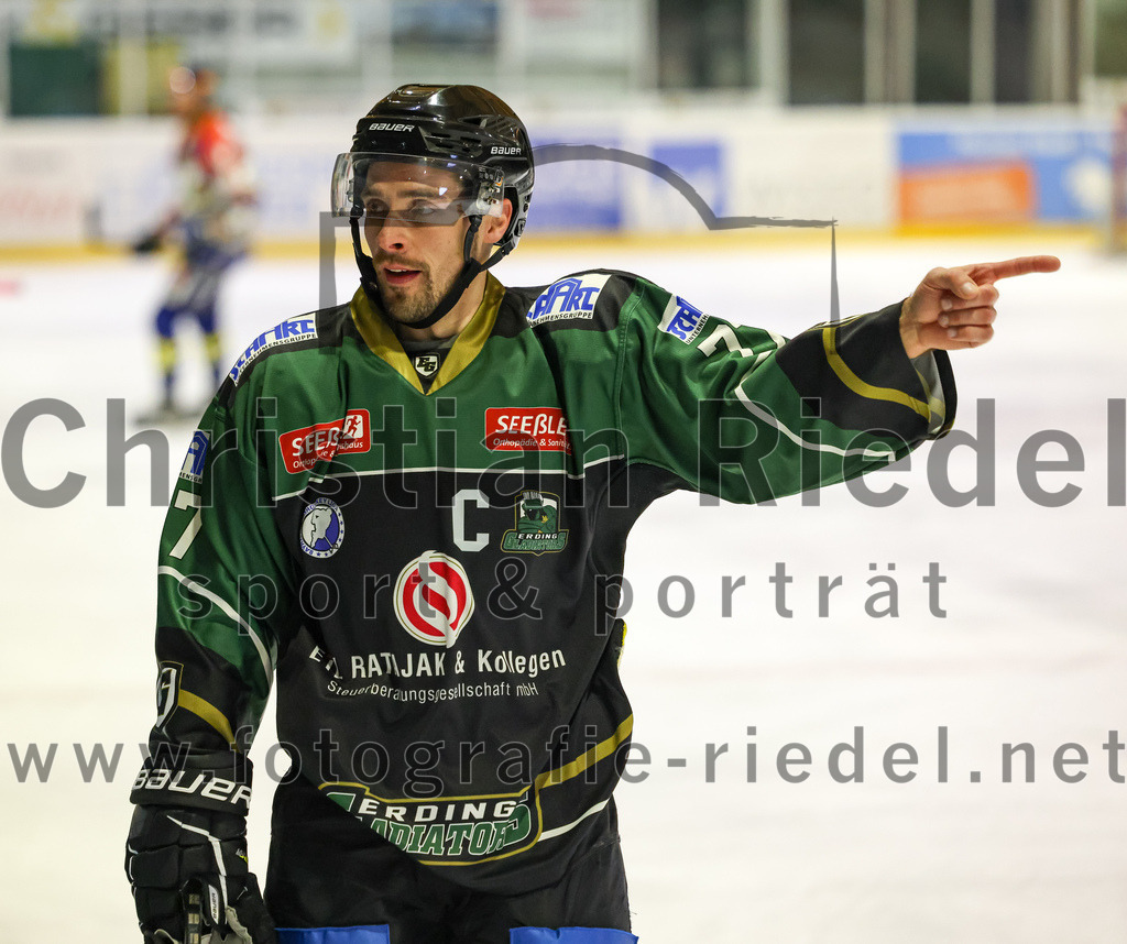 2022-12-09_121_TSV_Erding_gegen_EHC_Waldkraiburg | Erding, Deutschland, 09.12.2022:
Eishockey, Bayernliga 2022 / 2023, 19. Spieltag, TSV Erding gegen EHC Waldkraiburg, Endergebnis: 9:2

Philipp Michl (Erding Gladiators, #77)

Foto: Christian Riedel / fotografie-riedel.net