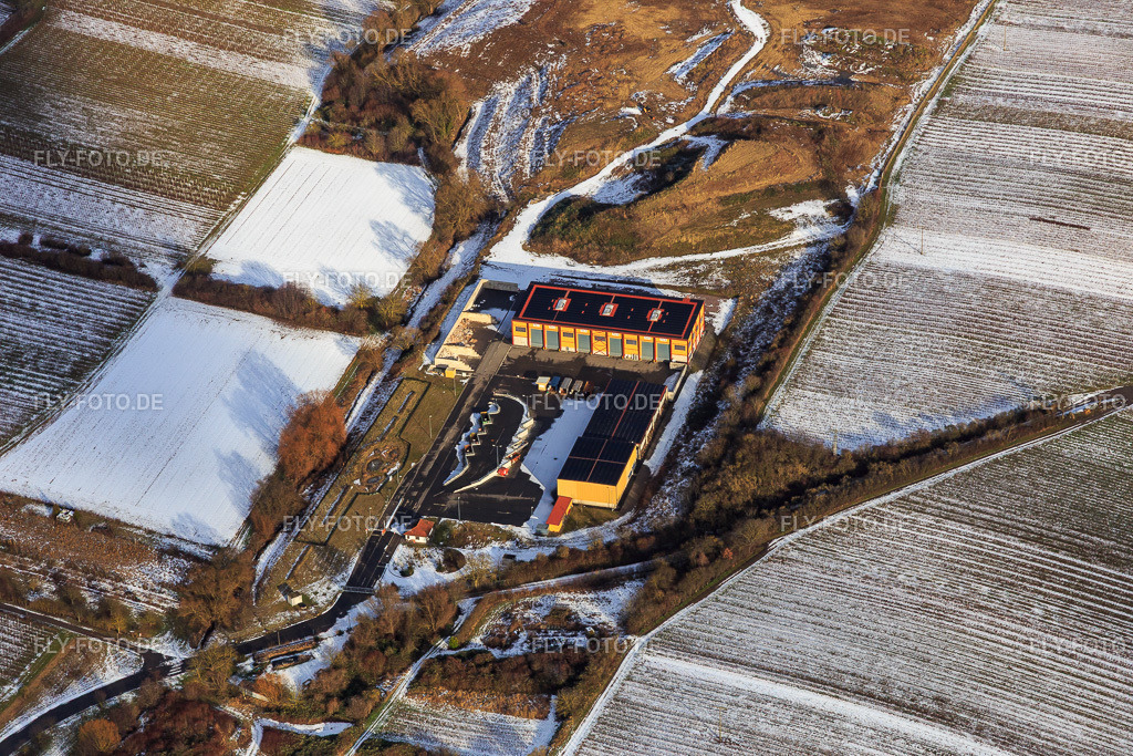 Landkreis Südliche Weinstraße, Wertstoffwirtschaftszentrum Nord (bei Edesheim) im Winter bei Schnee aus Westen https://www.suedliche-weinstrasse.de/einrichtungen/eww/wertstoffwirtschaftszentren/ | Luftbild: Landkreis Südliche Weinstraße, Wertstoffwirtschaftszentrum Nord (bei Edesheim) im Winter bei Schnee aus Westen https://www.suedliche-weinstrasse.de/einrichtungen/eww/wertstoffwirtschaftszentren/ in Knöringen im Bundesland Rheinland-Pfalz in Deutschland. Foto: IMG_096235.jpg vom 15.01.2017 durch Werner Riehm/FLY-FOTO.de - Realisiert mit Pictrs.com