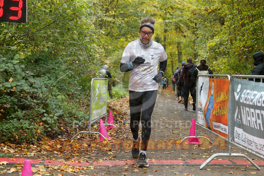 251026_1330_EX1_3584 | Sportfotografie im Rhein-Sieg Kreis, Köln, Bonn, NRW, Rheinland Pfalz, Hessen, etc. Unser Tätigkeitsfeld umfasst den Laufsport vom Volkslauf über den Marathon, Duathlon, Triathon bis zum Ultralauf wie Kölnpfad Ultra oder Schindertrail.