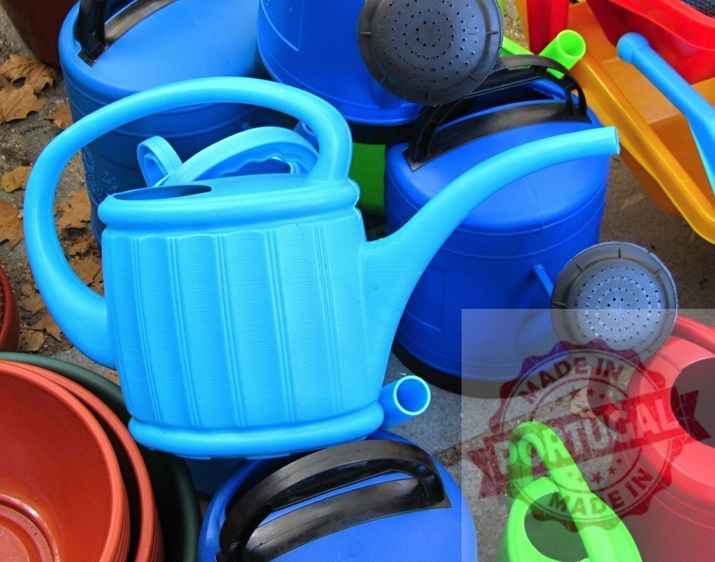 Colorful plastic watering cans for gardening and planting | Group of bright plastic watering cans in various colors for horticulture - Realisiert mit Pictrs.com