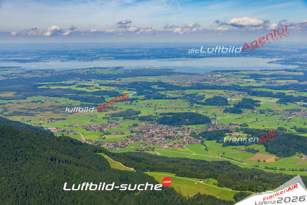 Schrägluftbild  Chiemsee  Bergen - Das Luftbild wurde 2025 vom UL-Flugzeug heraus erstellt ( keine Drohne ) - Hochauflösende Luftaufnahme -Nicht vergleichbar mit Google Maps oder Satelittenbilder- Die Geschenkidee !Mit Lizenz und Bildrechte bestellbar
