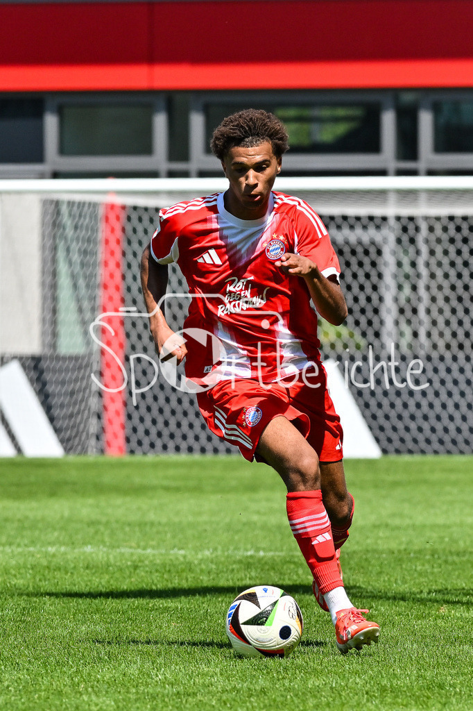 FC Bayern München U19 - SpVgg Unterhaching U19 | am BAll Sadiki CHEMWOR (FCB #11) / Einzelfoto / Freisteller / U19 DFB-Nachwuchsliga: FC Bayern München U19 - SpVgg Unterhaching U19; FC Bayern Campus am 10.08.2025